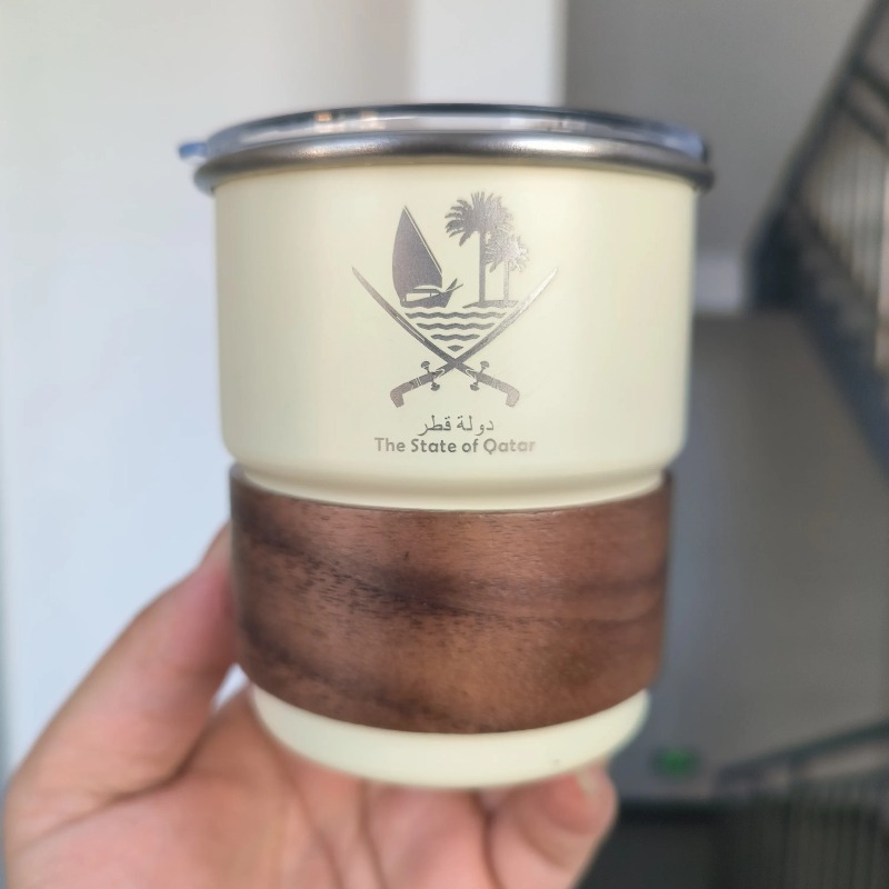1 pcs The State of Qatar Logo  - Coffee Tea Name recension och pris