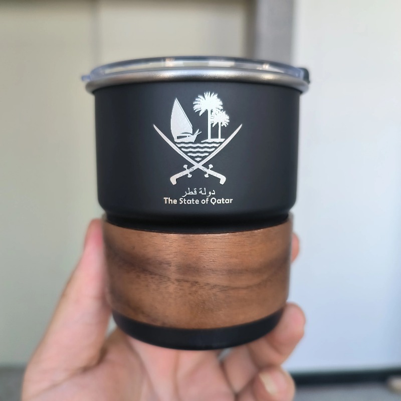1 pcs The State of Qatar Logo  - Coffee Tea Name recension och pris
